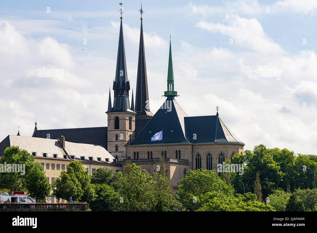 Luxemburgo, mayo de 2022. Detalle de las agujas de la Catedral de Notre Dame en el centro de la ciudad Foto de stock