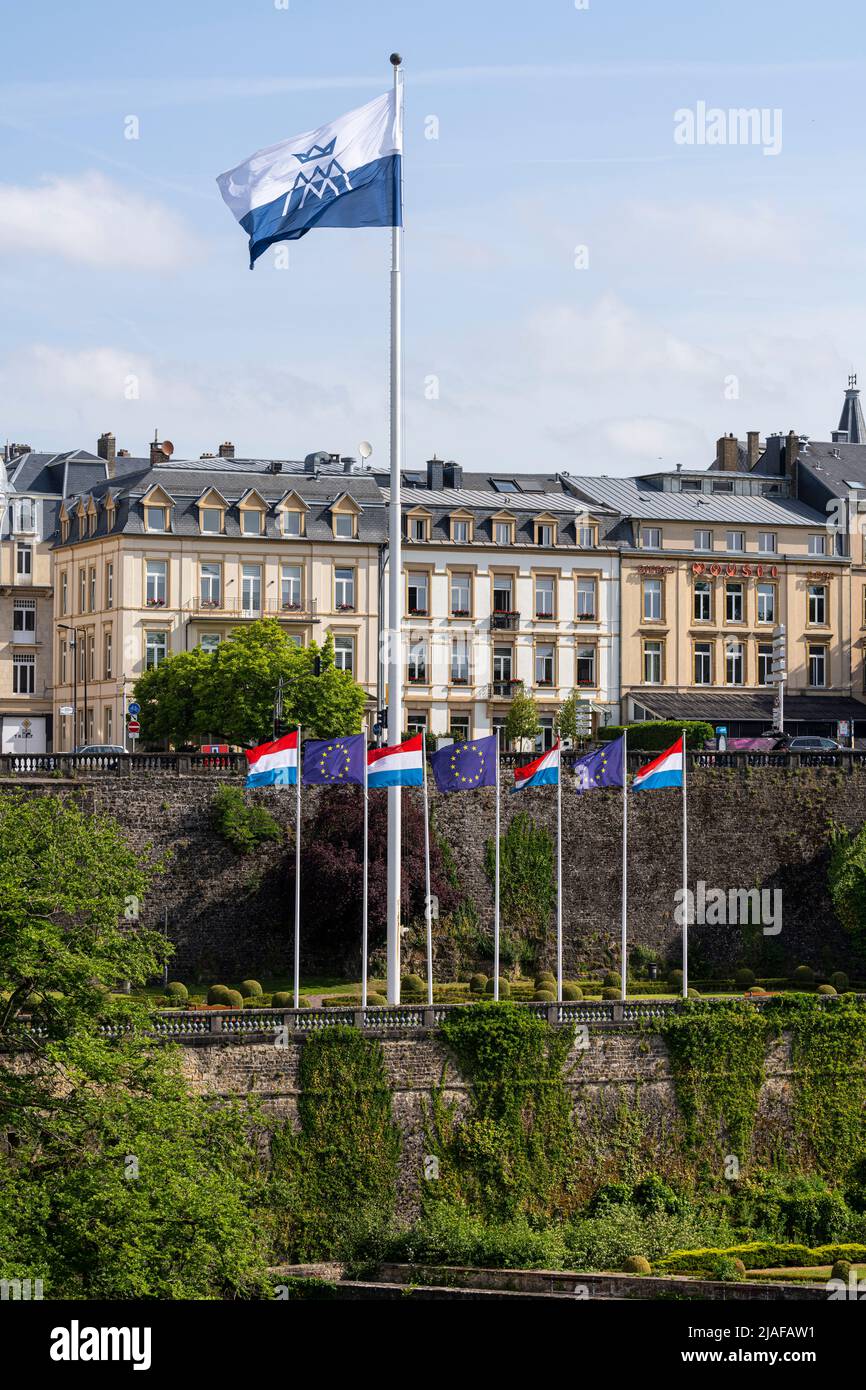 Ciudad de Luxemburgo, mayo de 2022. Las banderas de Luxemburgo y Europa vuelan en el parque Petrusse, en el centro de la ciudad Foto de stock