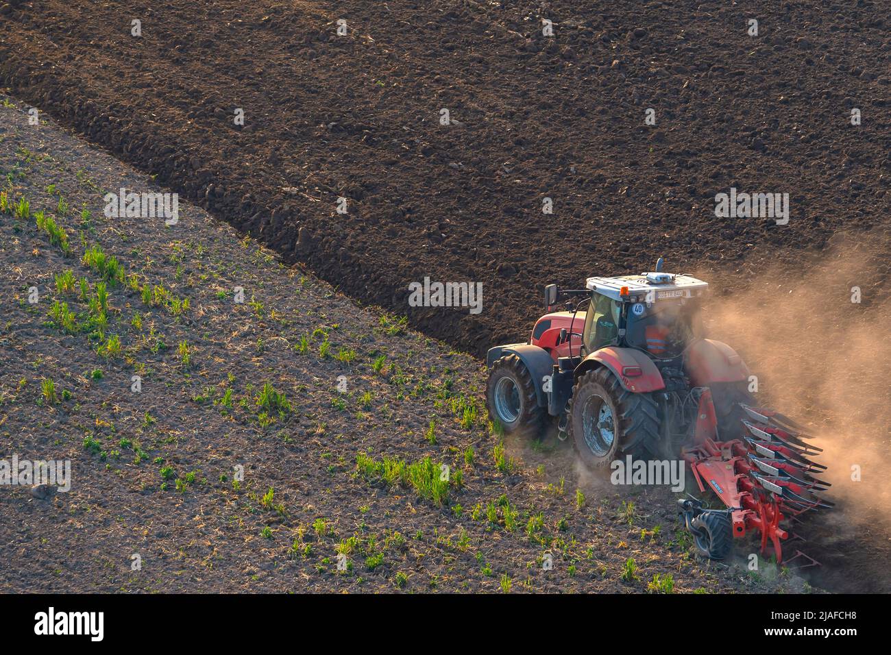 TRAKTOR trabajando en un campo en primavera, 04/18/2022, vista aérea, Alemania, Schleswig-Holstein Foto de stock