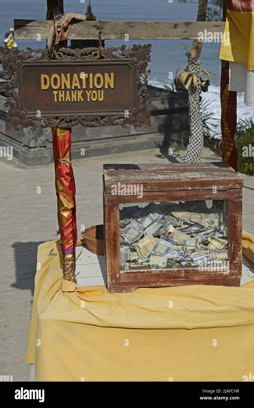 Caja de donación para la preservación del templo Pura Tanah Lot, Indonesia, Bali Foto de stock