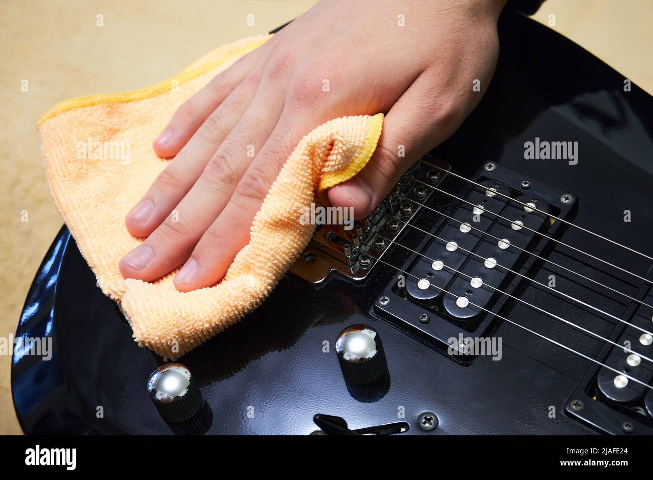 Limpieza de la guitarra eléctrica. Cuidado de instrumentos musicales.  Mantenimiento adecuado de la guitarra Fotografía de stock - Alamy