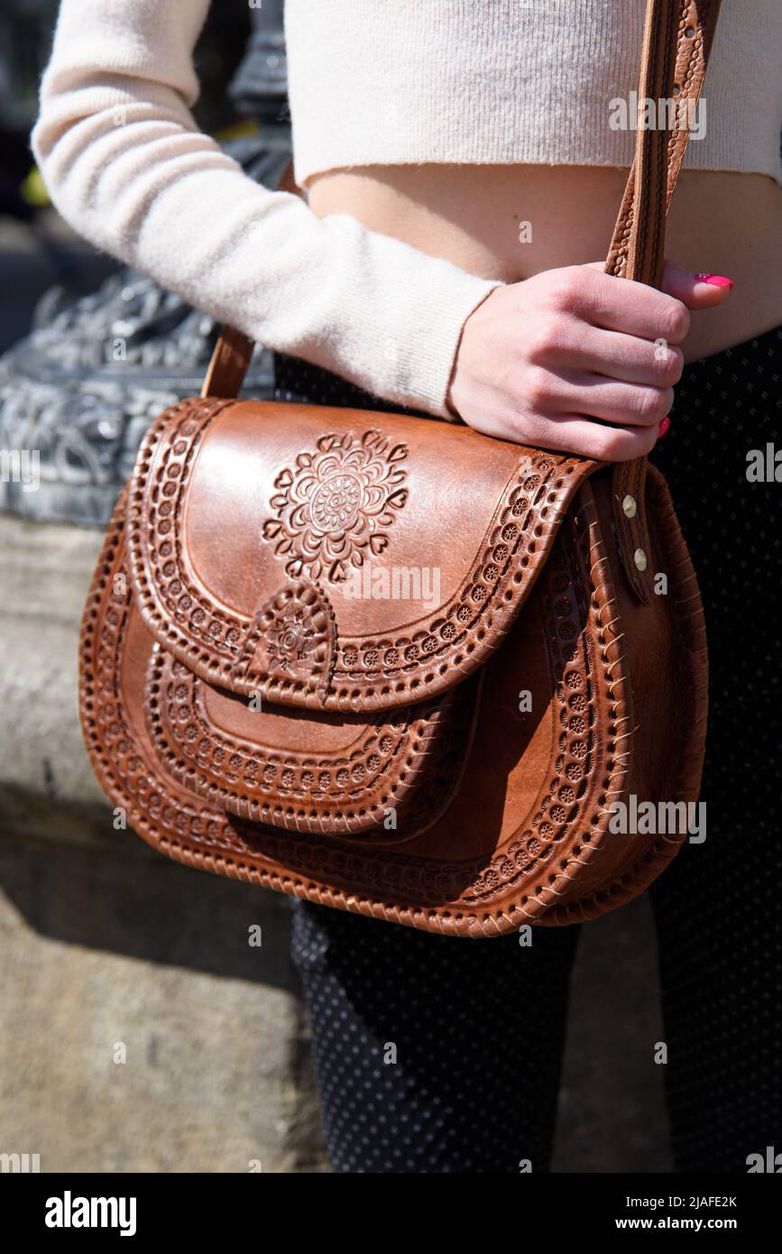 pequeño bolso de cuero marrón para mujer con un tallado. enfoque selectivo Fotografía de stock - Alamy