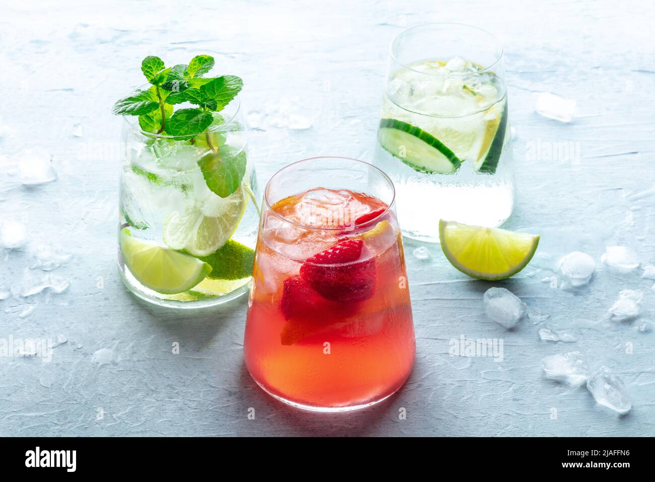 Cócteles de verano. Bebidas frías con fruta fresca. Colas de carcajadas saludables. Vasos de limonada con hielo Foto de stock