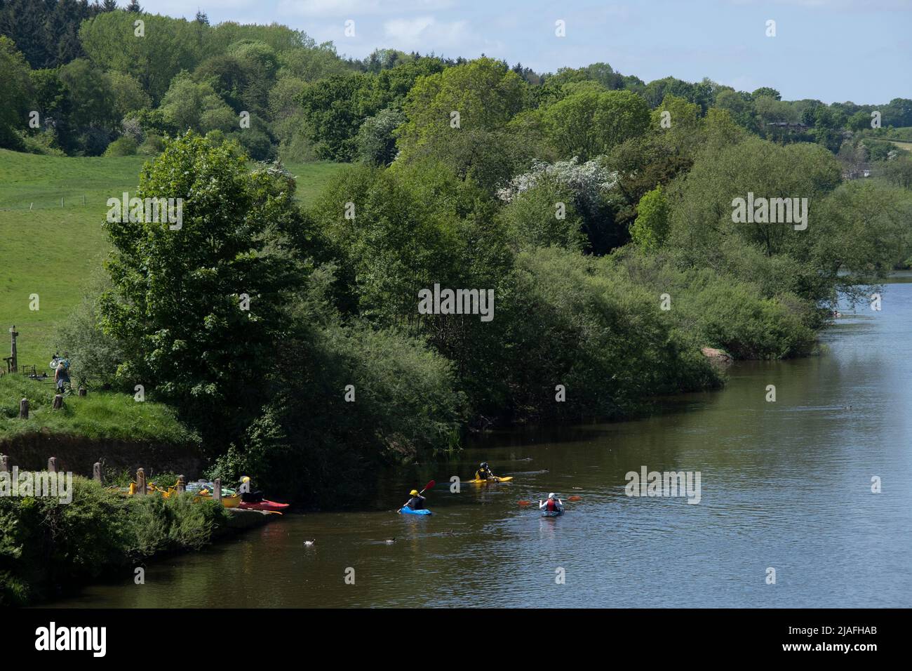 Gente canotaje en el río Severn el 14th de mayo de 2022 en Upper Arley, Reino Unido. Upper Arley es un pueblo y parroquia civil cerca de Kidderminster en el distrito forestal de Wyre en Worcestershire, Inglaterra. Foto de stock