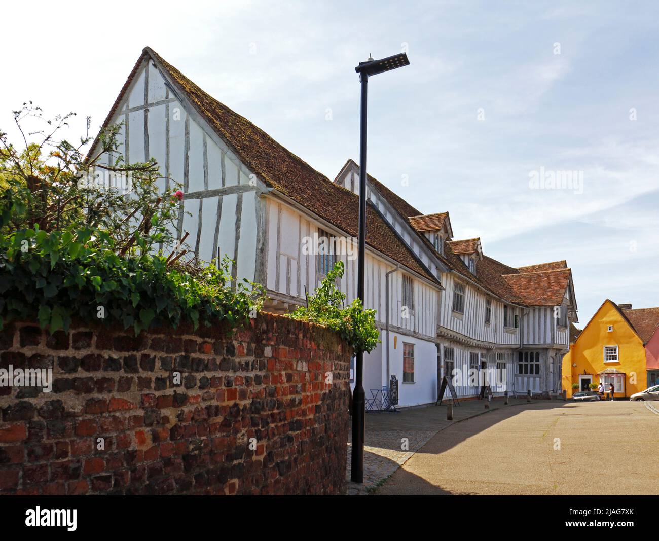 Una vista del Guildhall del siglo 16th del Guild of Corpus Christi en la bien conservada villa medieval de Lavenham, Suffolk, Inglaterra, Reino Unido. Foto de stock