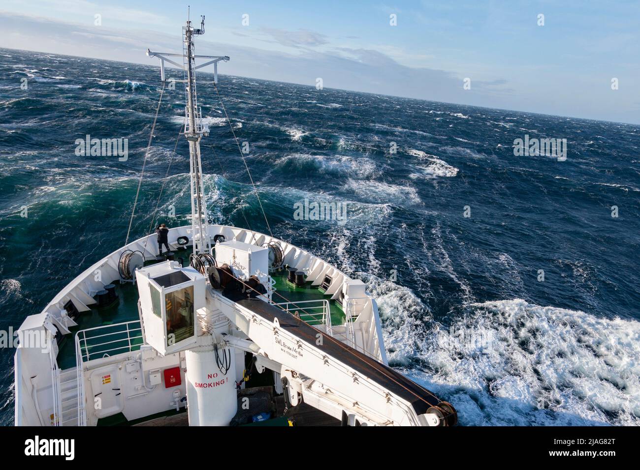 Mar áspero en el Estrecho de Dinamarca (o Estrecho de Groenlandia) en el Océano Atlántico Norte entre Islandia y Groenlandia. Foto de stock