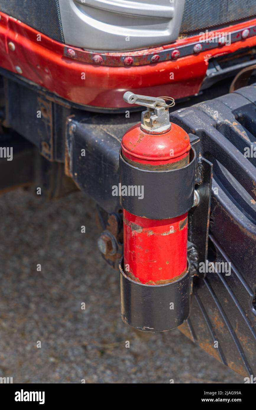 Antiguo tractor extintor montado en el soporte exterior Fotografía de stock  - Alamy