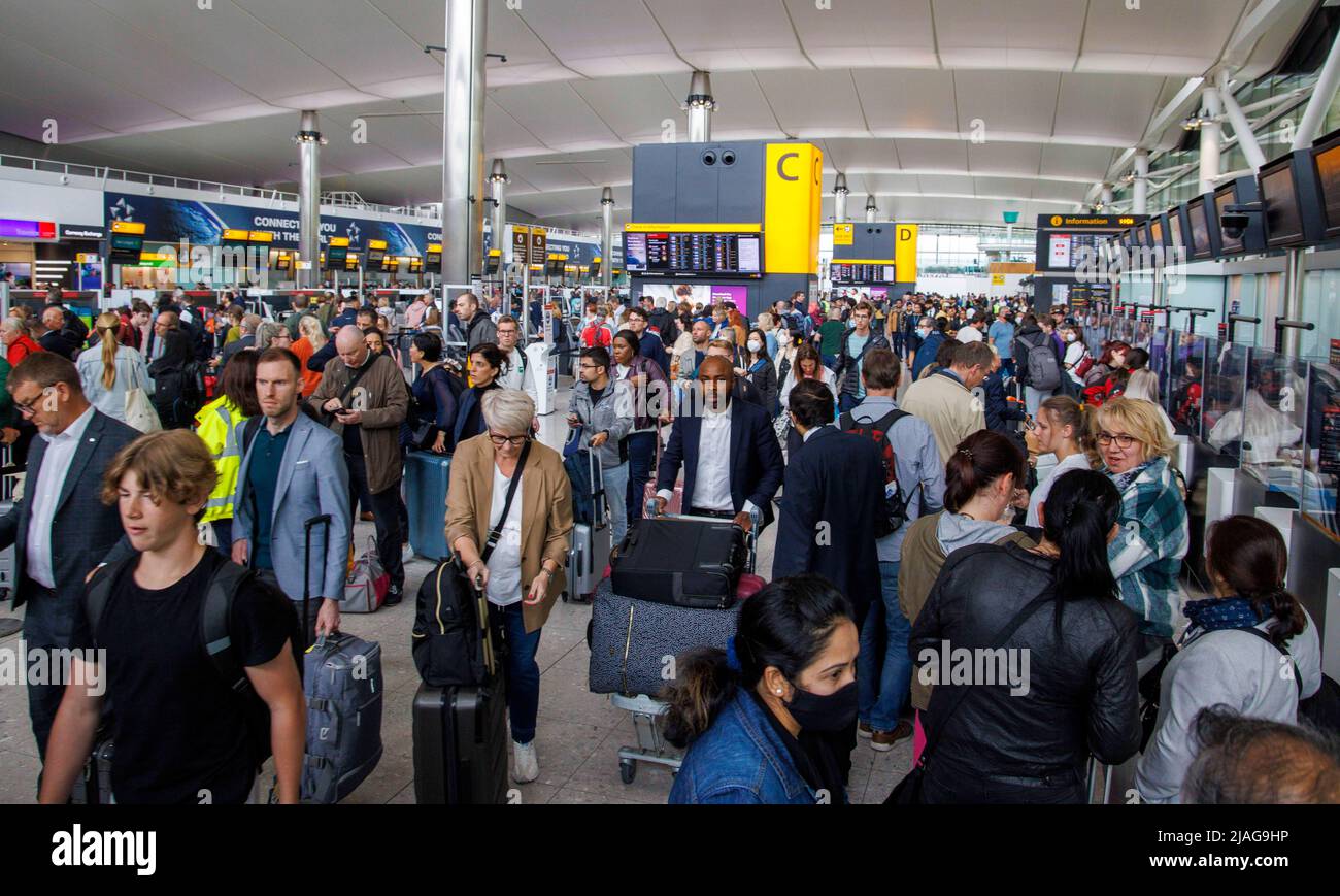 Londres, Reino Unido. 30th de mayo de 2022. Hay una sala de llegadas muy  concurrida en la Terminal 2, ya que el aeropuerto está sometido a una grave  presión debido a la
