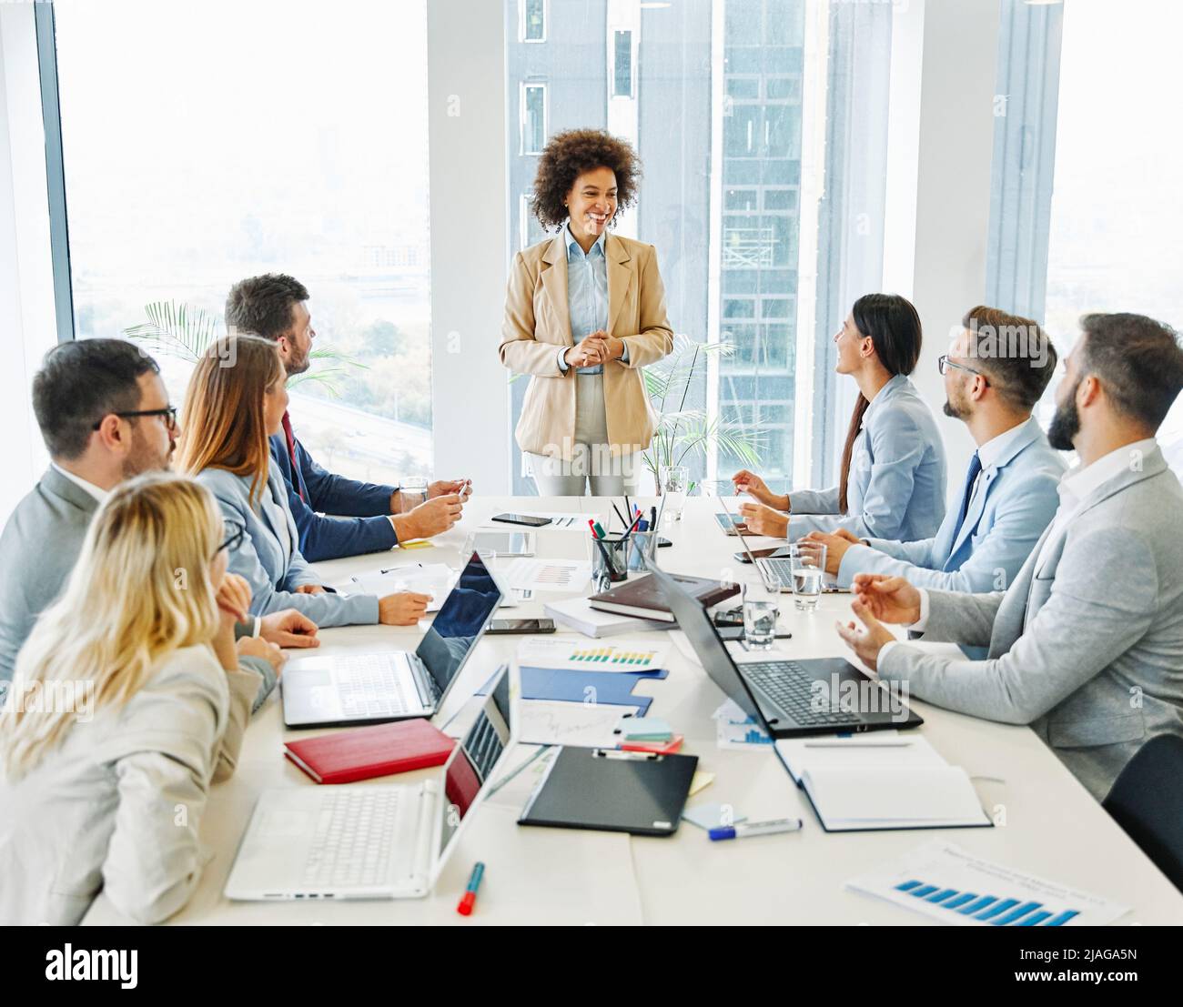 compañeros del equipo de la oficina de reuniones de jóvenes empresarios Foto de stock