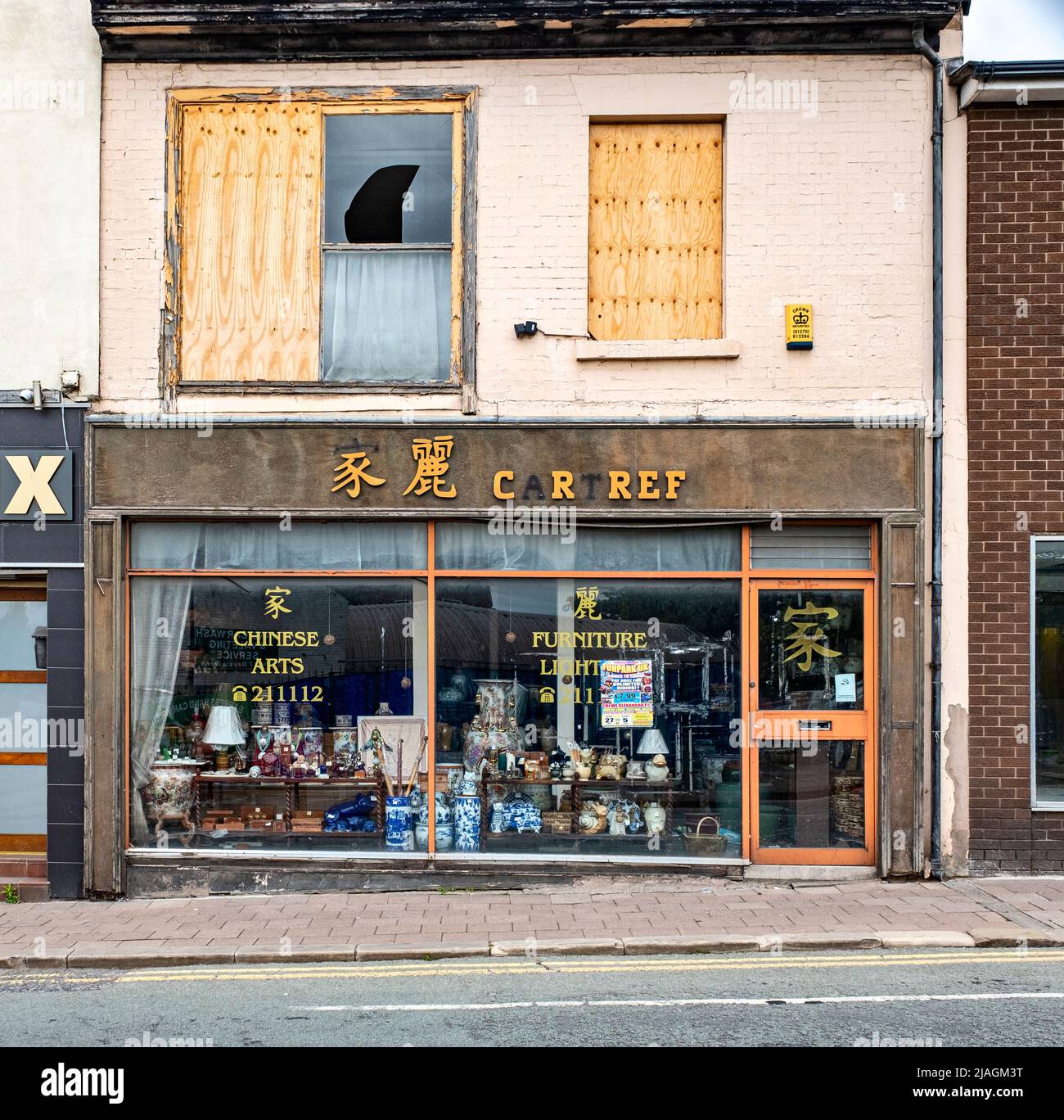 La tienda de iluminación y muebles de arte chino Cartref cerrada en Crewe Cheshire Reino Unido Foto de stock