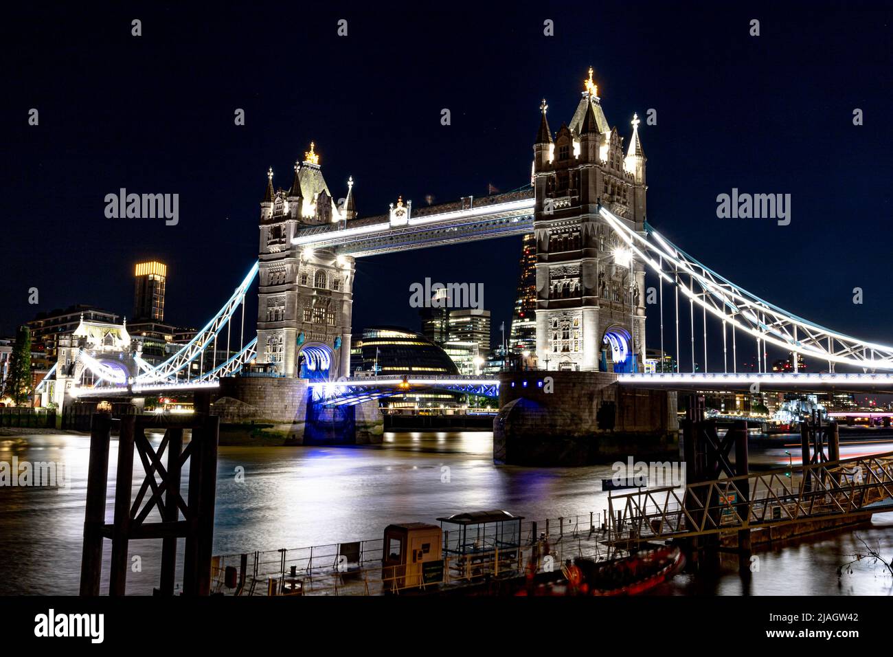 Puente de la Torre visto bajo las luces de las inundaciones por la noche, tomado el 20th de mayo de 2022. Foto de stock