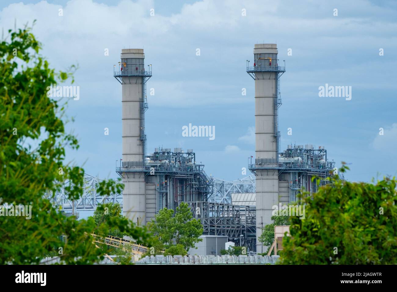 Westweto, LA, EE.UU. - 23 DE MAYO de 2022: Chimeneas industriales en el río  Mississippi Fotografía de stock - Alamy