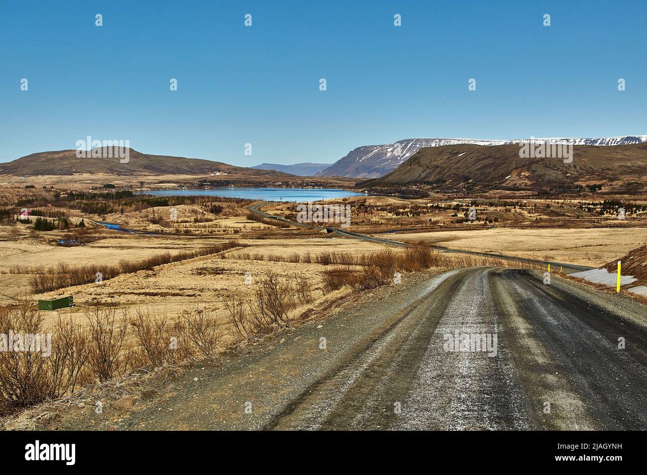 Carretera de grava en Islandia junto a un lago Foto de stock