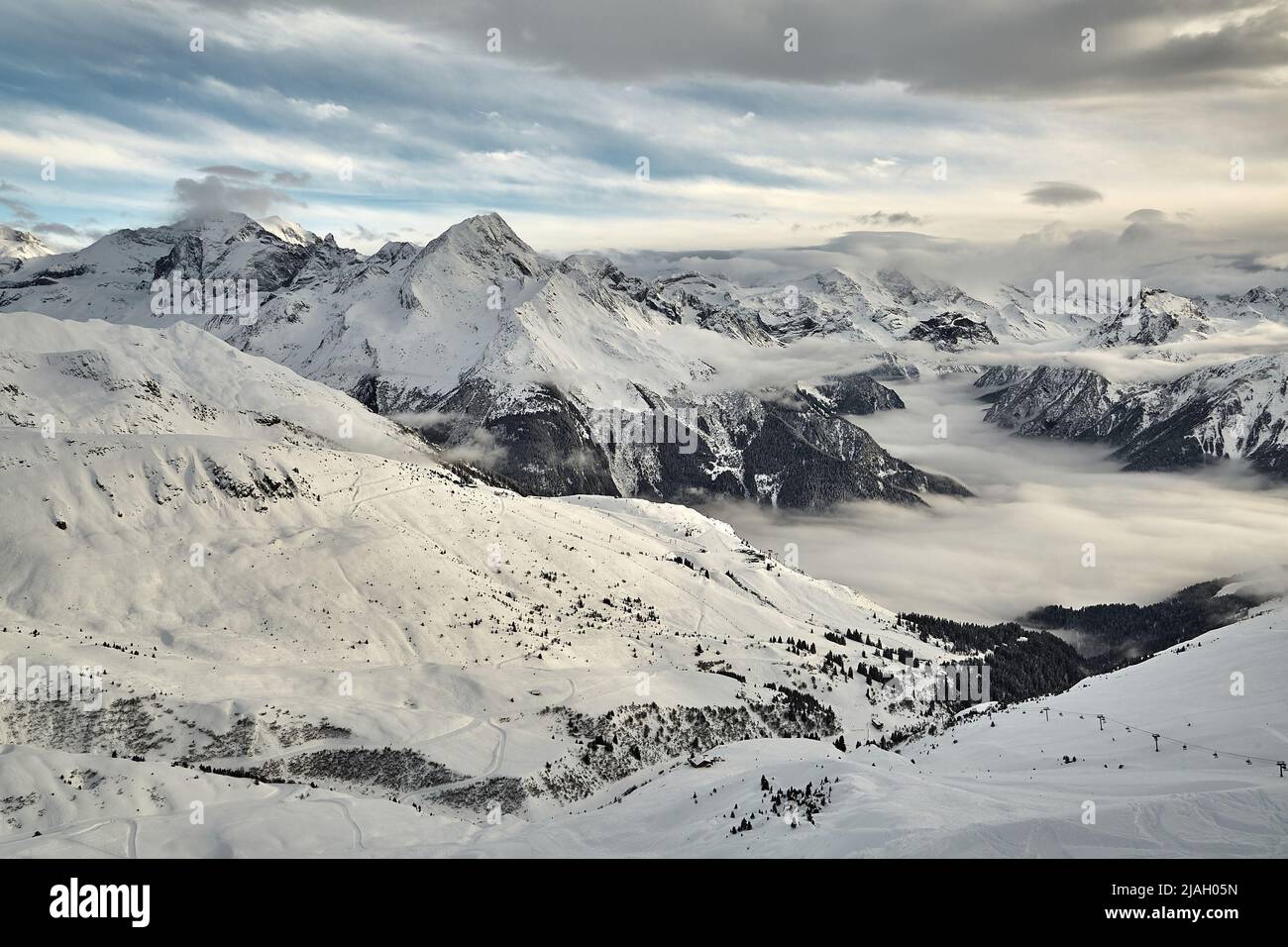 Paisaje invernal de montaña sobre nubes Foto de stock