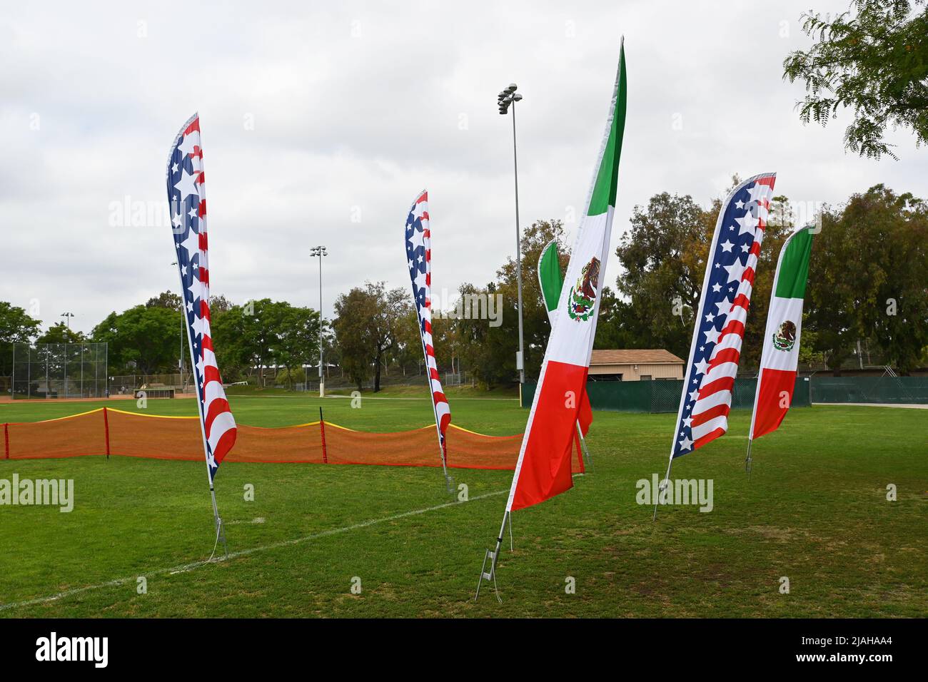 IRVINE, CALIFORNIA - 26 DE MAYO de 2022: Banderas con las banderas de los Estados Unidos y México para el Torneo Anual de Béisbol de la Liga Pony del Día de los Caídos A Foto de stock