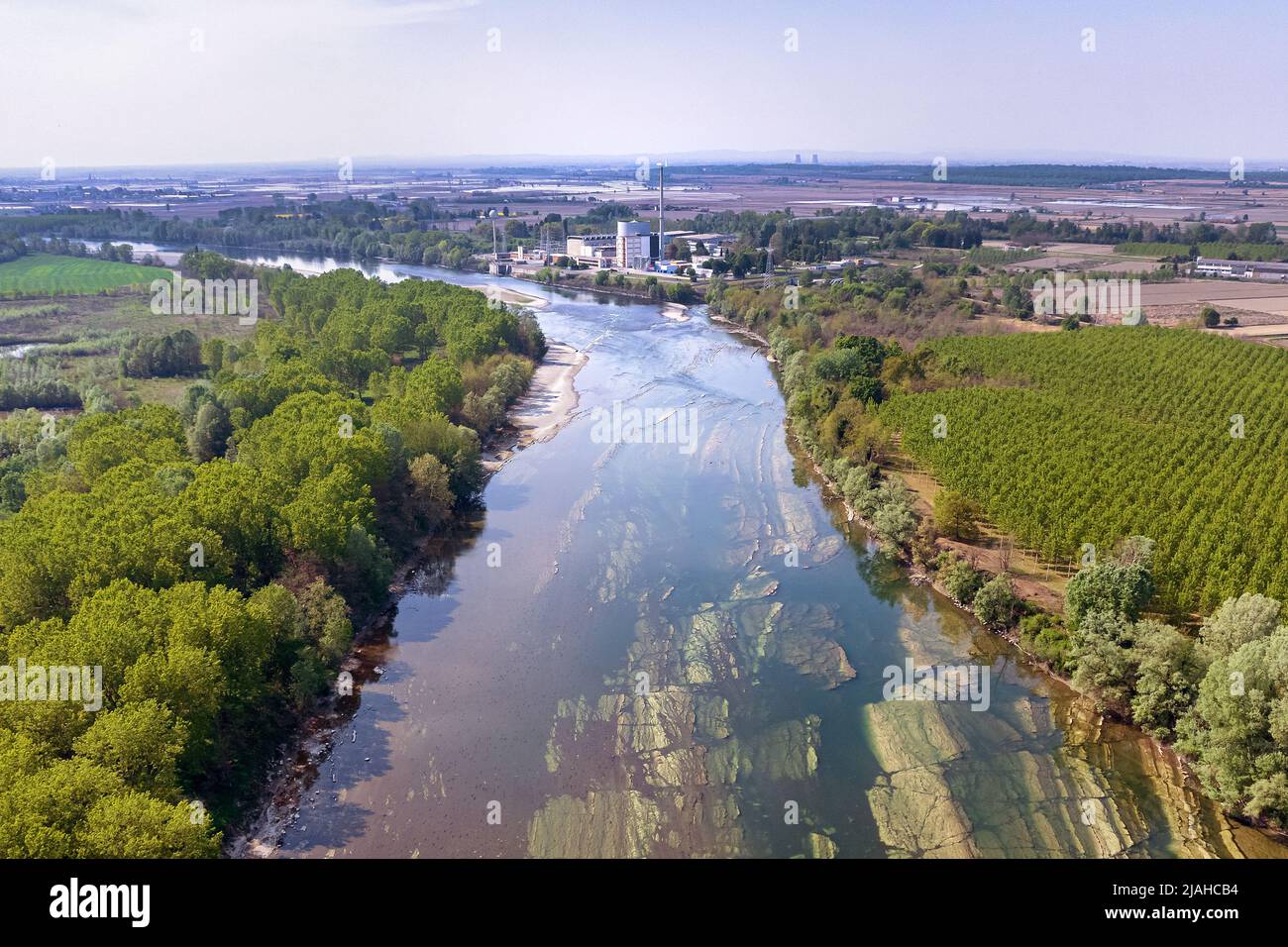 Vista aérea de la central nuclear de Trino Vercellese, construida sobre el río Po. Trino, Italia - Abril 2021 Foto de stock
