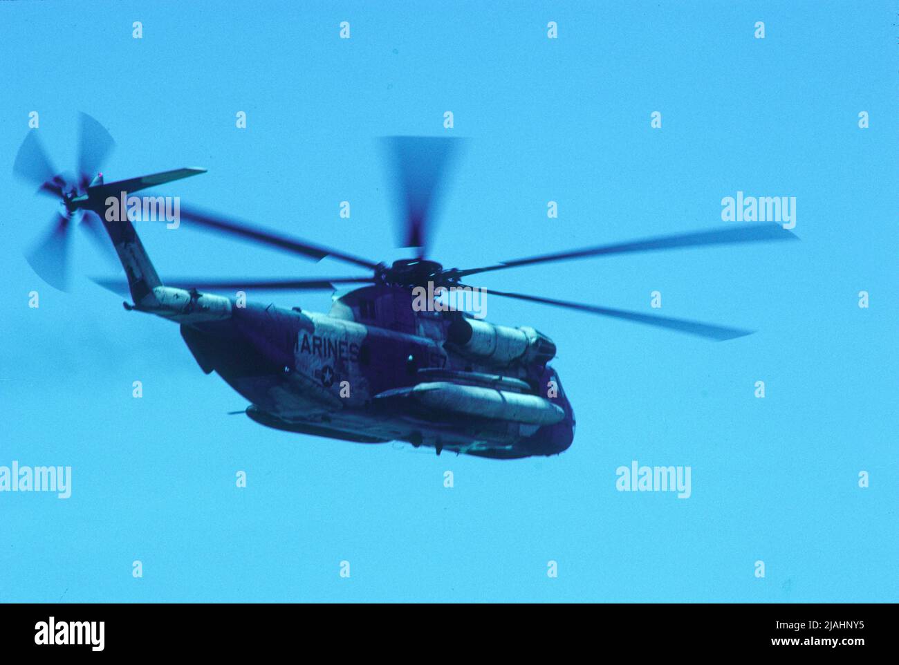 Vuelo del helicóptero CH-53D del Cuerpo de Marines de los Estados Unidos en MCAS El Toro, California Foto de stock