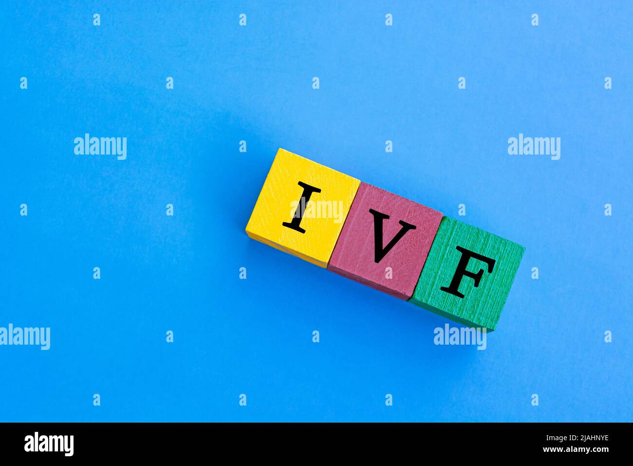 IVF - In Vitro Fertilization acrónimo en cubos de bloques de madera de colores Foto de stock
