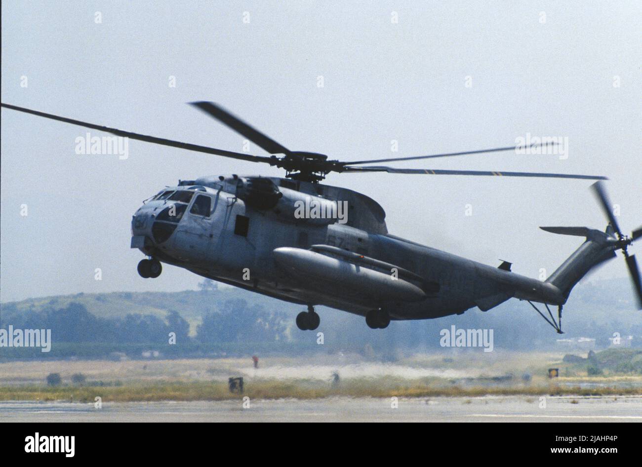 Helicóptero CH-53D del Cuerpo de Infantería de Marina de los Estados Unidos que aterrizó en MCAS El Toro. Foto de stock