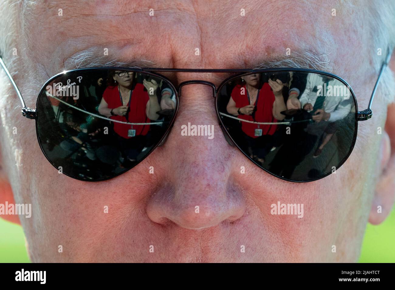 Washington, DC, EE.UU. 30th de mayo de 2022. Los miembros de los medios de comunicación se reflejan en las gafas de sol usadas por el presidente estadounidense Joe Biden mientras habla con ellos sobre el tema de los derechos de las armas en los Estados Unidos y la ayuda a Ucrania, después de regresar de Delaware, en el South Lawn de la Casa Blanca, en Washington, DC, EE.UU., 30 de mayo de 2022. Biden está programado para visitar el Cementerio Nacional de Arlington para participar en una ceremonia de colocación de coronas para observar el Día de los Caídos. Crédito: Michael Reynolds/Pool via CNP/dpa/Alamy Live News Foto de stock