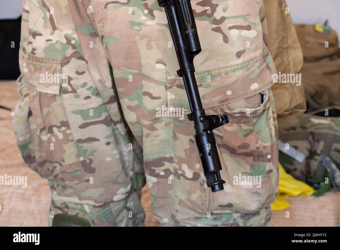 un militar con un uniforme de camuflaje y guantes tácticos sostiene un  walkie-talkie. Comunicación del ejército ucraniano durante la guerra  Fotografía de stock - Alamy