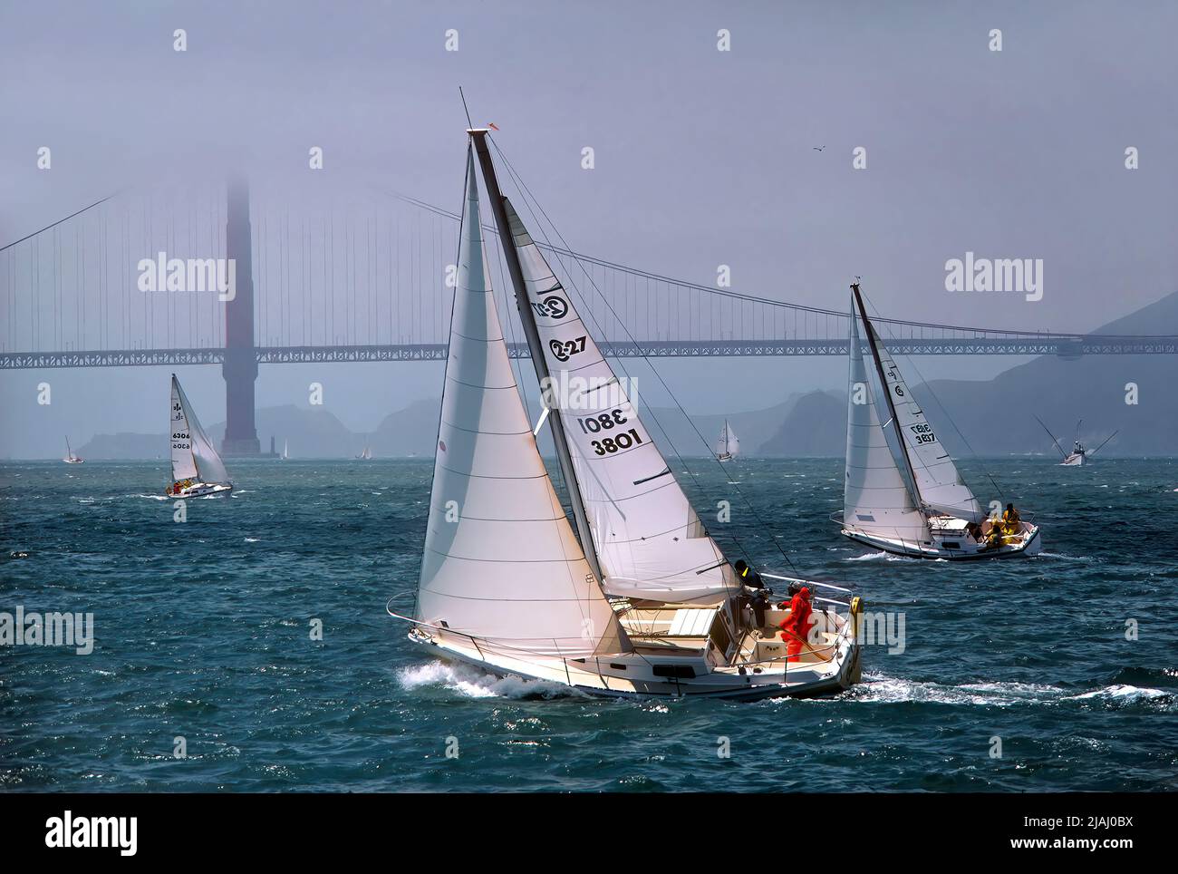 Navegación en la Bahía de San Francisco (Golden Gate en el fondo), California Foto de stock