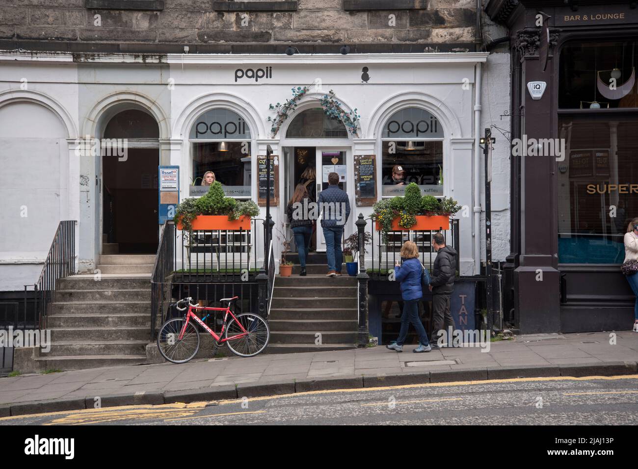Vista exterior del Papii Cafe en Hanover Street, en la ciudad nueva de Edimburgo. Foto de stock