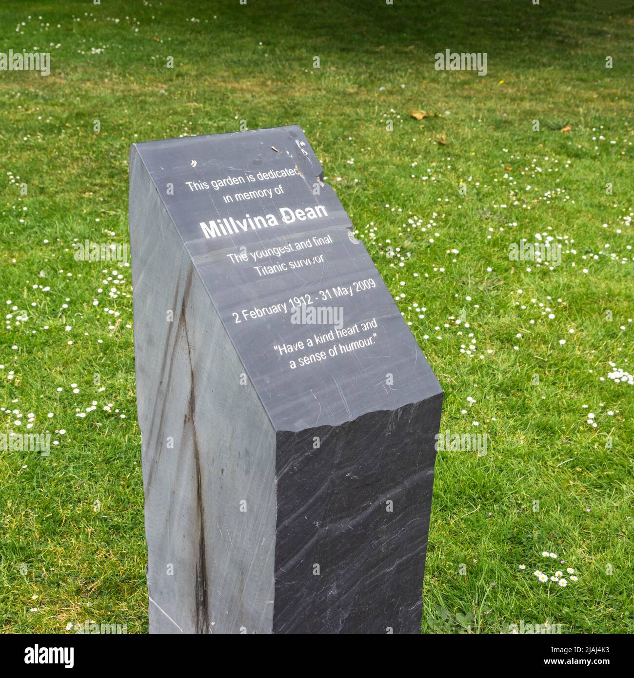 Piedra conmemorativa para la última superviviente de Millvina Dean del desastre Titanic en el Millvina Dean Memorial Garden en Southampton, Hampshire, Inglaterra, Reino Unido Foto de stock