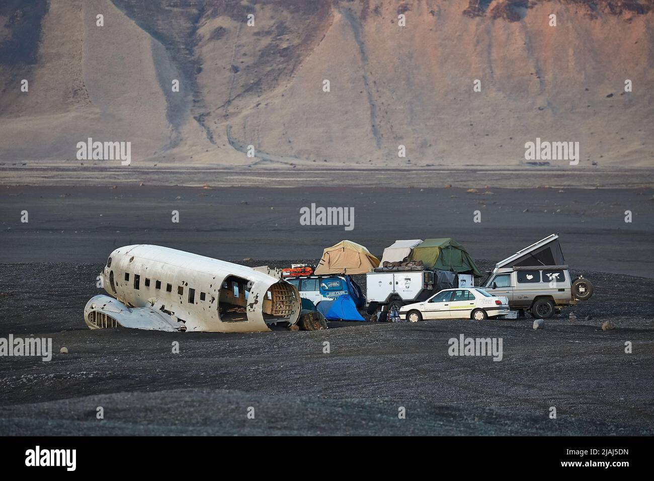 Naufragio de avión en Islandia, con expedición de acampada alrededor Foto de stock