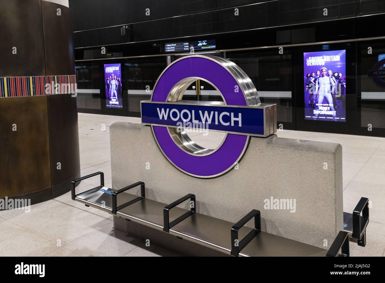 Elizabeth Line roundel en Woolwich Foto de stock