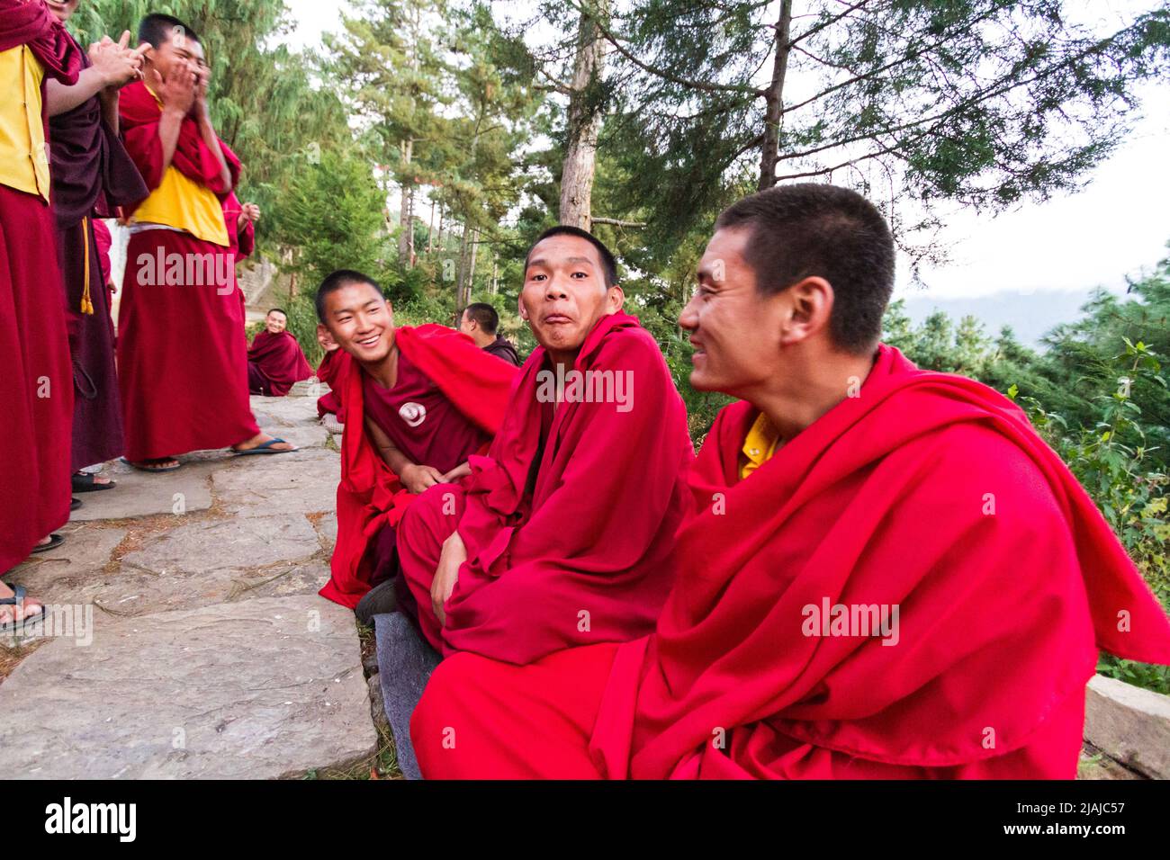 Los bhutaneses monjes budistas participar en debates filosóficos en el patio de un monasterio en Bumthang, Bhután Foto de stock