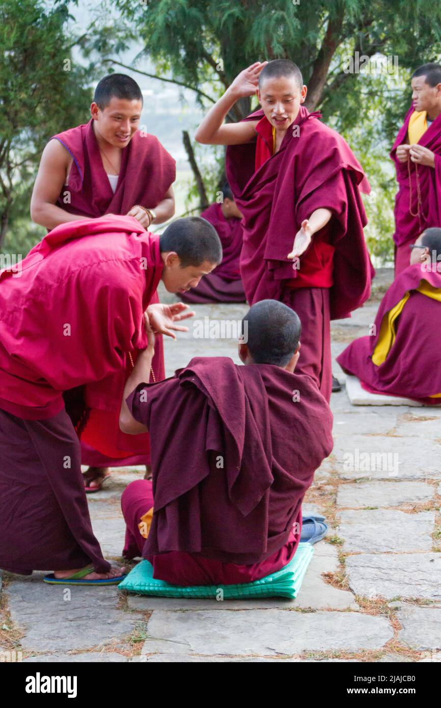 Los bhutaneses monjes budistas participar en debates filosóficos en el patio de un monasterio en Bumthang, Bhután Foto de stock