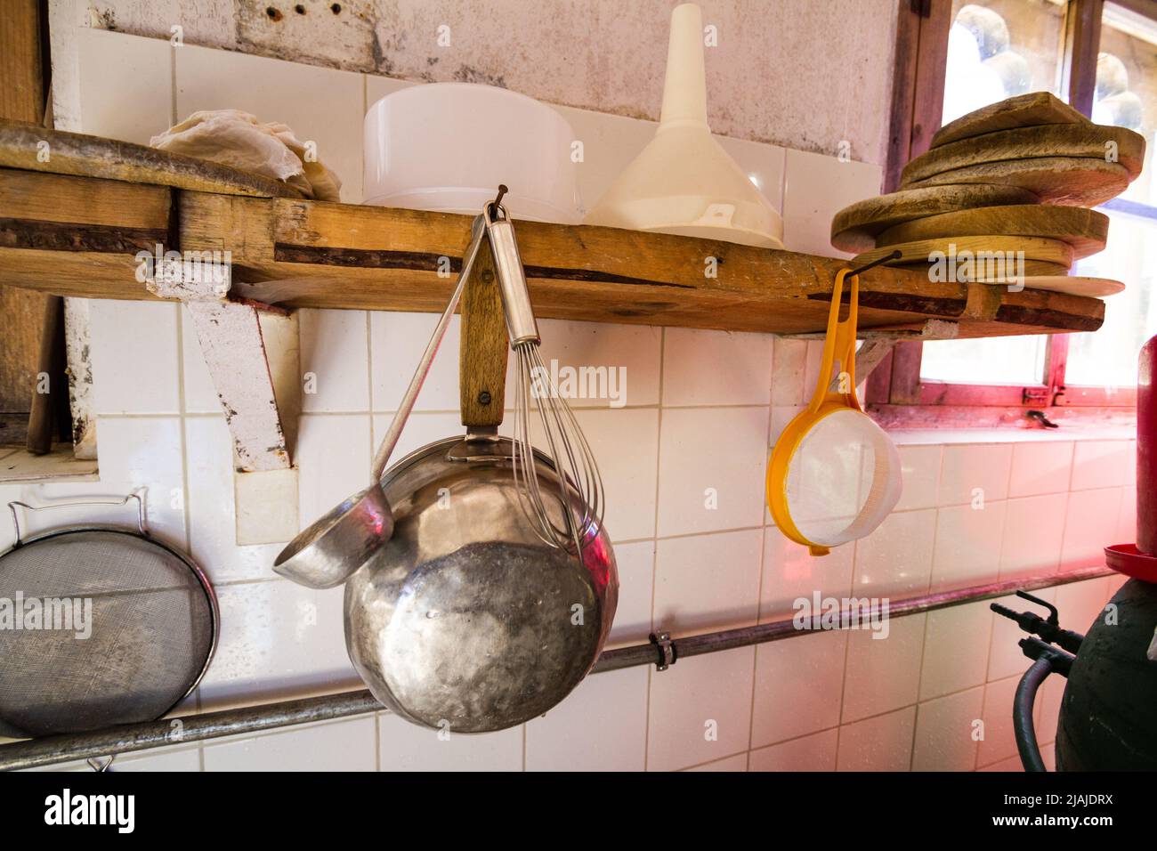 Utensilios de cocina en una fábrica de queso y Bután Foto de stock
