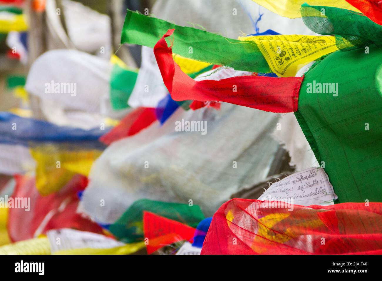 Banderas de oración se alzan en el viento, Bhután Foto de stock