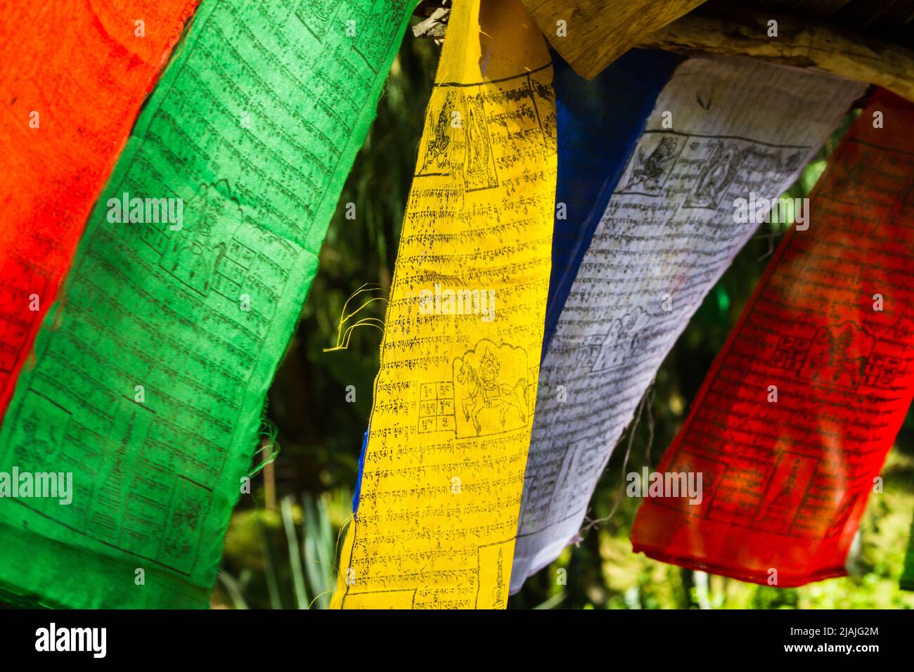 Cuelgan banderas de oración, Bhután Foto de stock