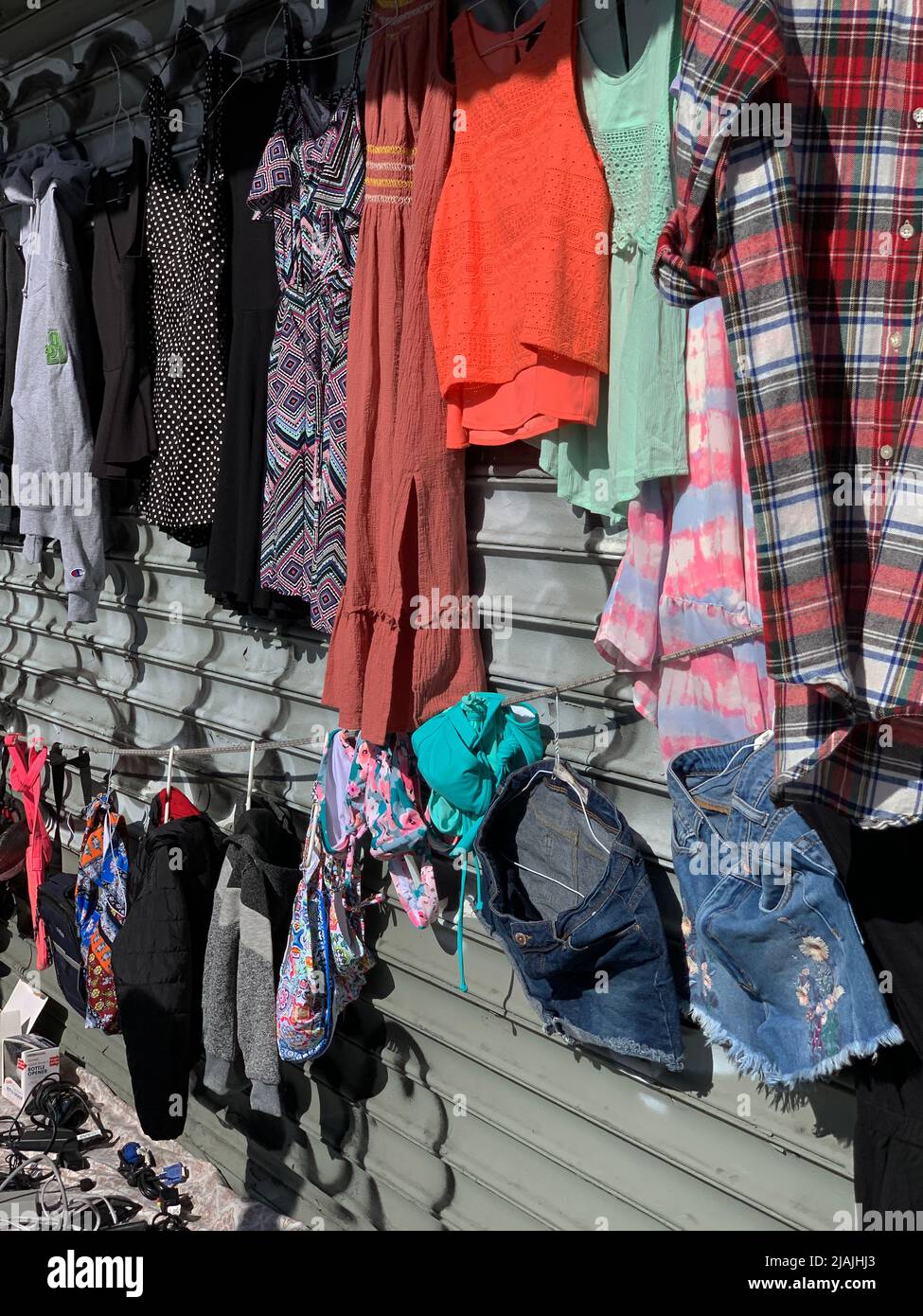 Nueva York, NY, EE.UU. 25th de mayo de 2022. Ropa usada para la venta.  (Imagen de crédito: © John Marshall Mantel/ZUMA Press Wire Fotografía de  stock - Alamy