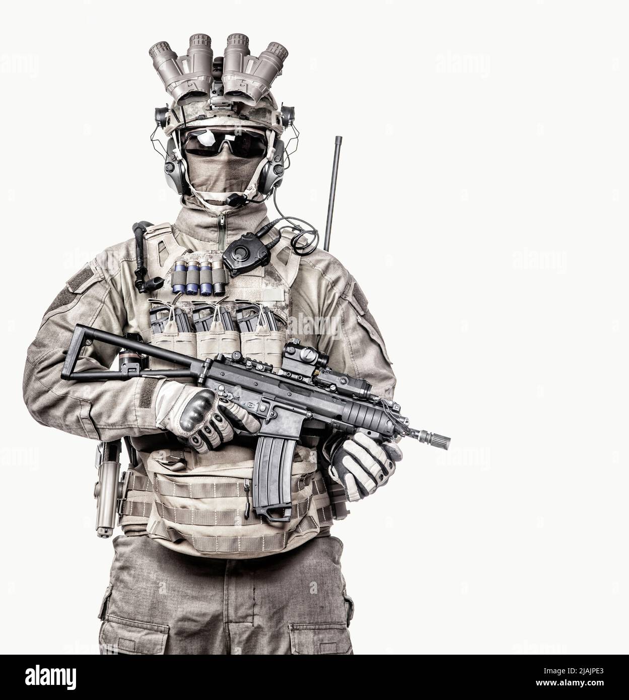 Retrato de un militar en máscara y dispositivo de visión nocturna, armado  con un rifle de servicio de cañón corto Fotografía de stock - Alamy