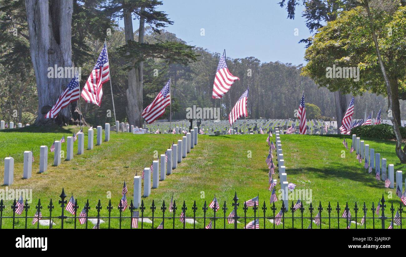 tumbas banderas volando en el cementerio militar de san francisco presido en el día conmemorativo 2022 california usa Foto de stock