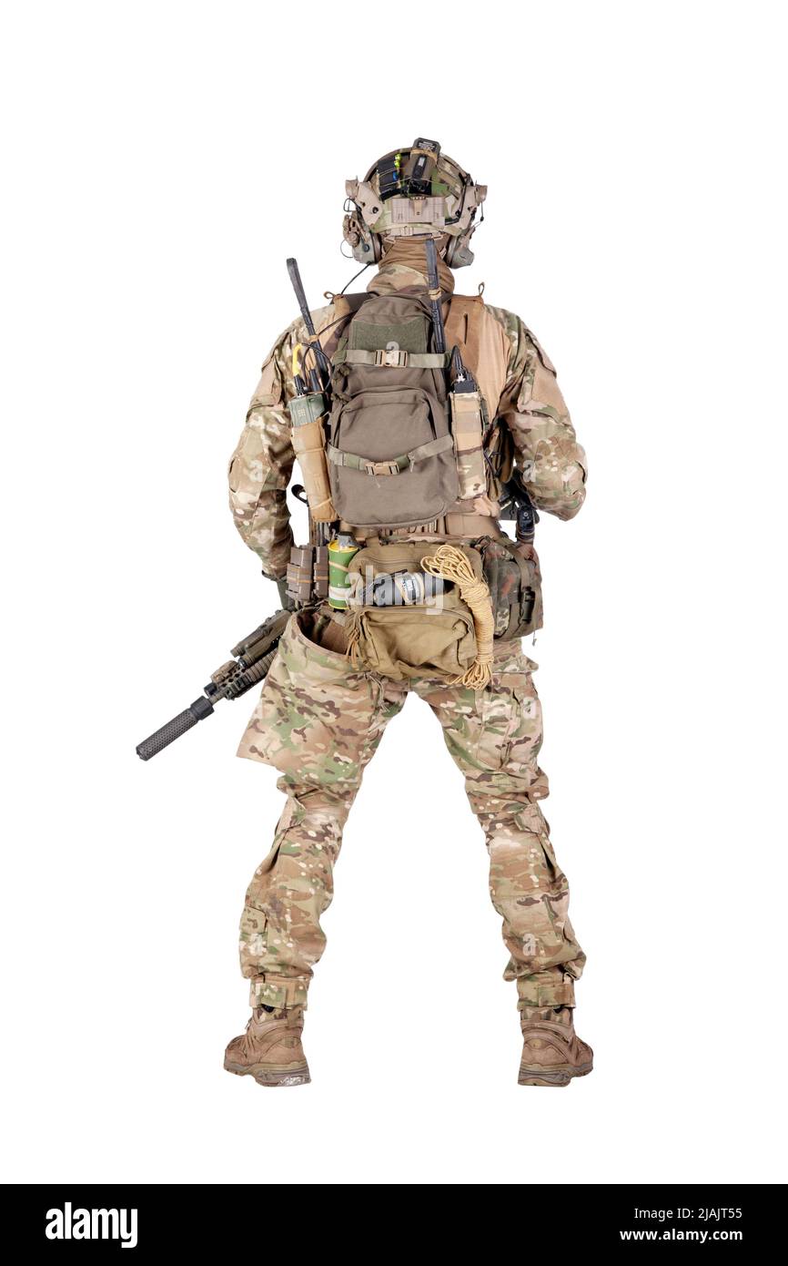 Soldado del ejército en mochila uniforme de camuflaje, vista trasera  aislada sobre fondo blanco Fotografía de stock - Alamy