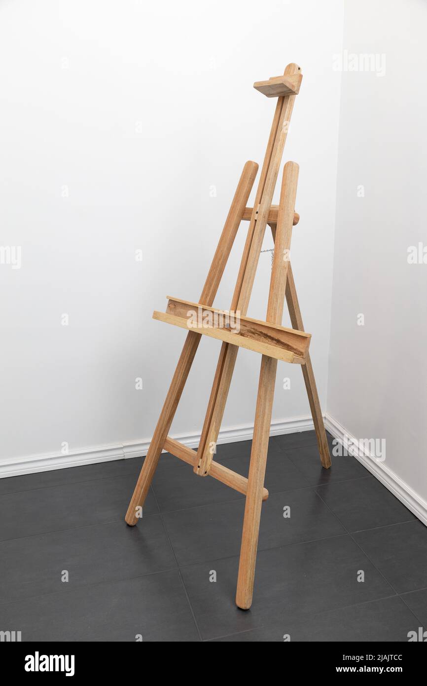 exponer un caballete de madera vacío, objeto artístico que decoran el  espacio, objeto en estudio, herramienta para pintar Fotografía de stock -  Alamy