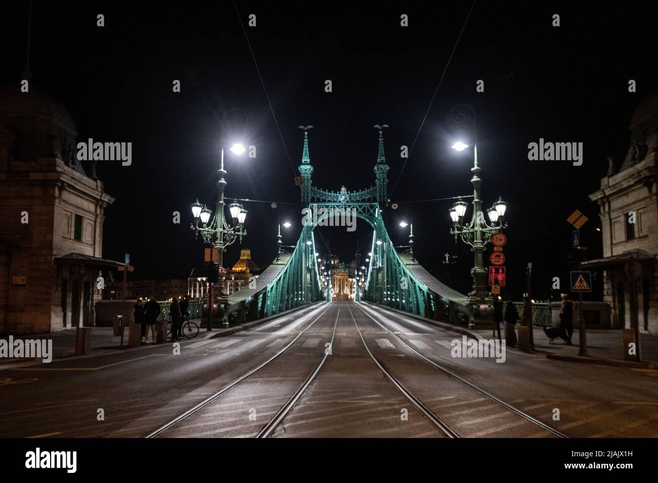 Puente Liberty de noche, Budapest, Hungría Foto de stock