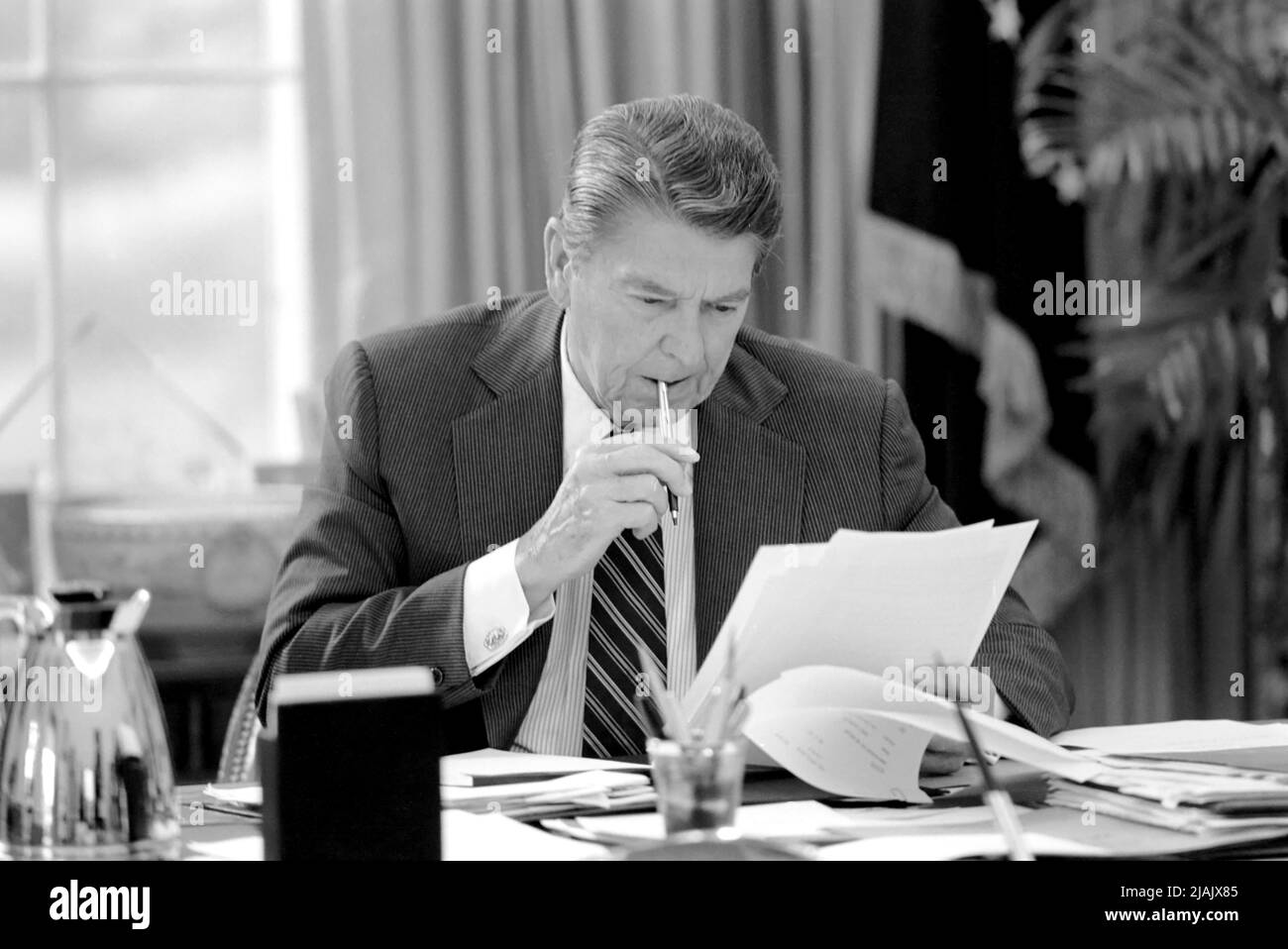 El Presidente Ronald Reagan en la Casa Blanca Foto de stock