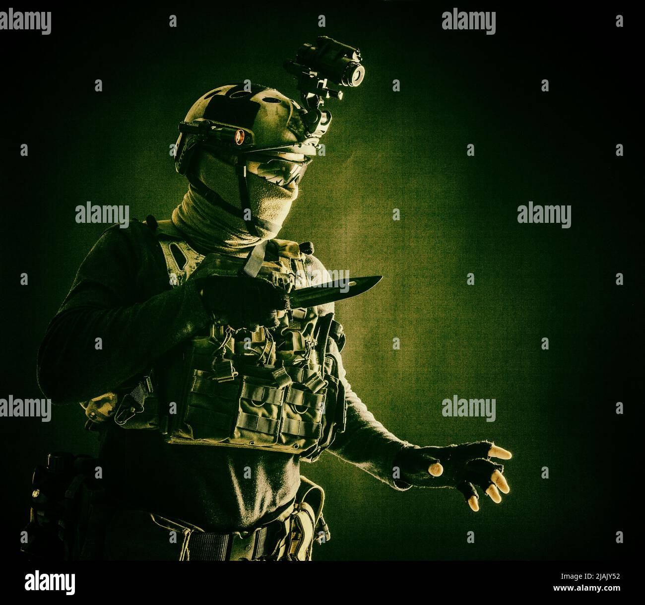 Caza Commando con un casco de visión nocturna, escondiendo en la oscuridad  con un cuchillo Fotografía de stock - Alamy
