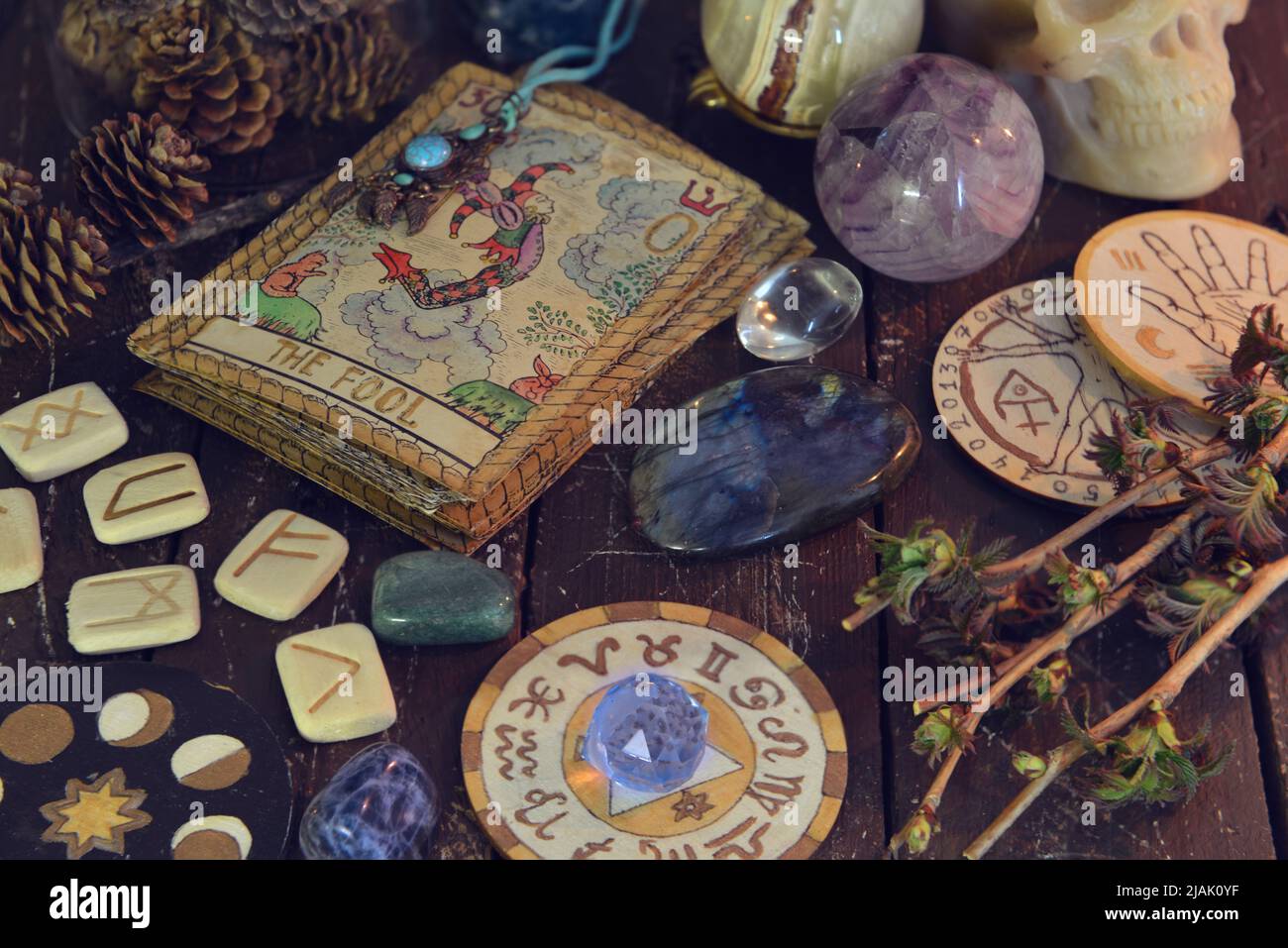Wicca, esotérico y oculto todavía la vida con objetos de magia vintage y  antiguas cartas de tarot en el altar de la mesa de brujas para rituales  místicos y la adivinación. Hall