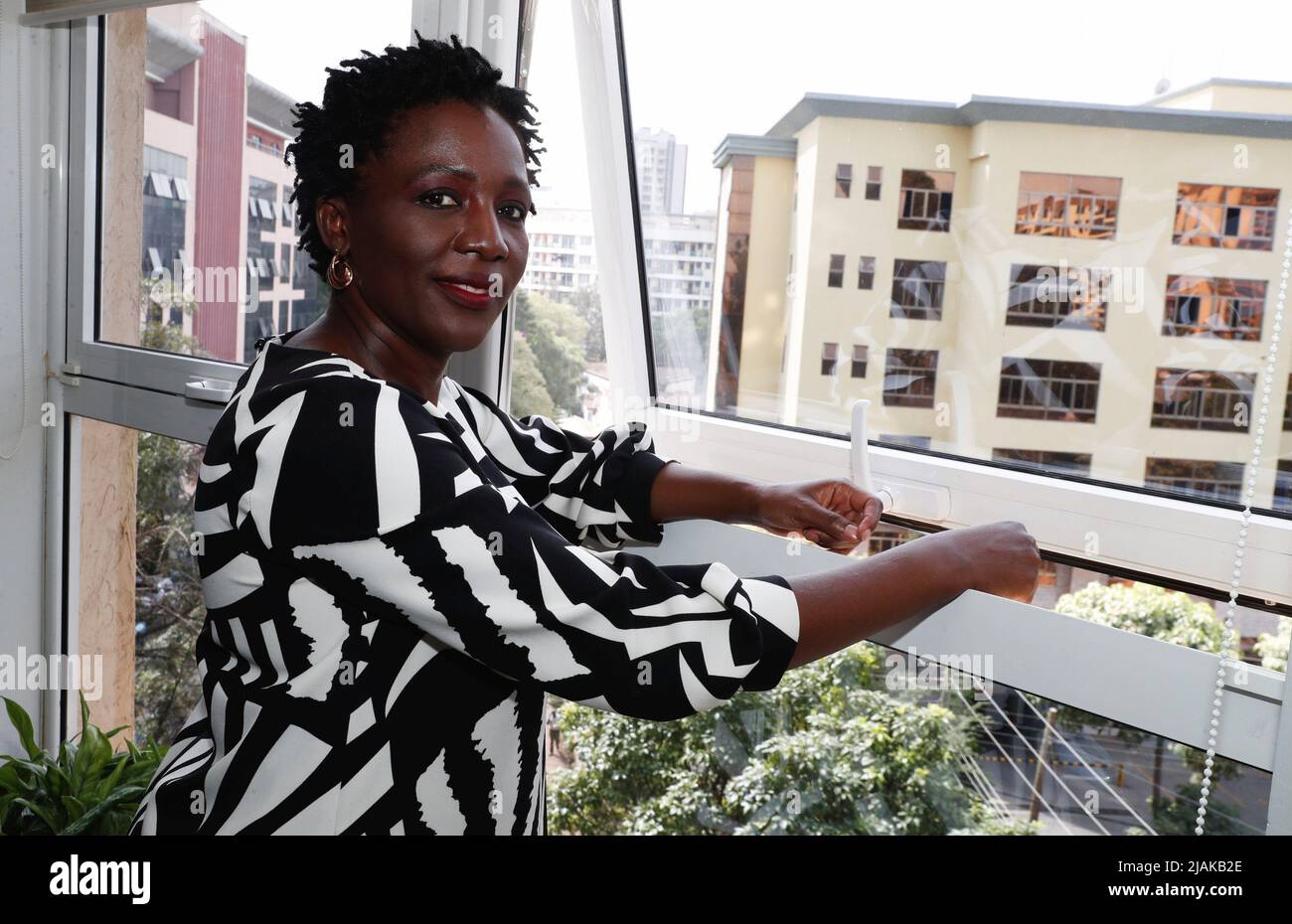 Evelyne Opondo, directora regional senior para África del Centro para los Derechos Reproductivos, y una activista pro-aborto plantea una fotografía dentro de su oficina en Nairobi, Kenia, el 25 de mayo de 2022. Foto tomada el 25 de mayo de 2022. REUTERS/Thomas Mukoya Foto de stock