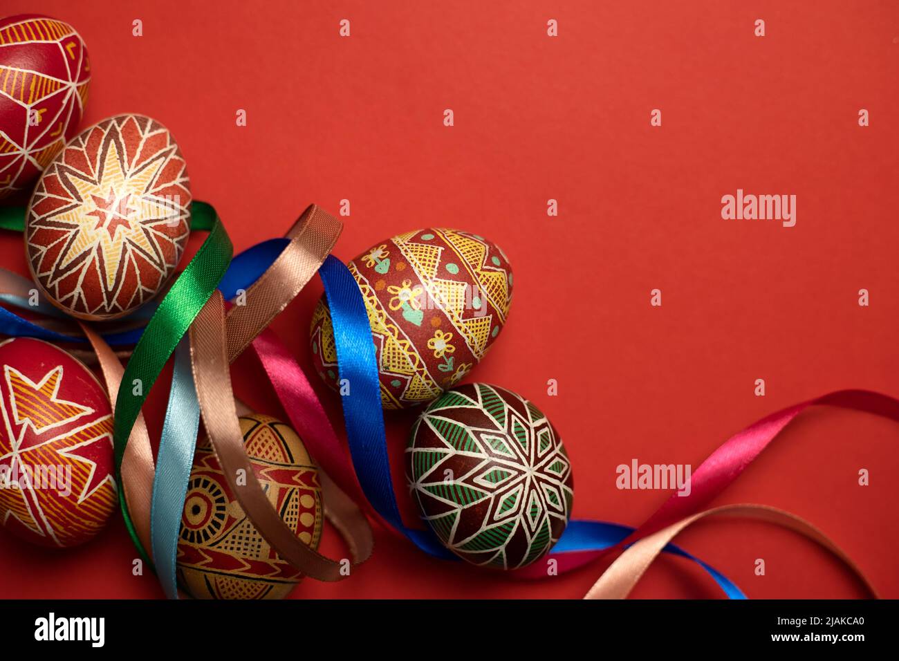 Feliz tarjeta de pascua. Hermoso huevo de Pascua Pysanka hecho a mano con lugar para su texto Foto de stock