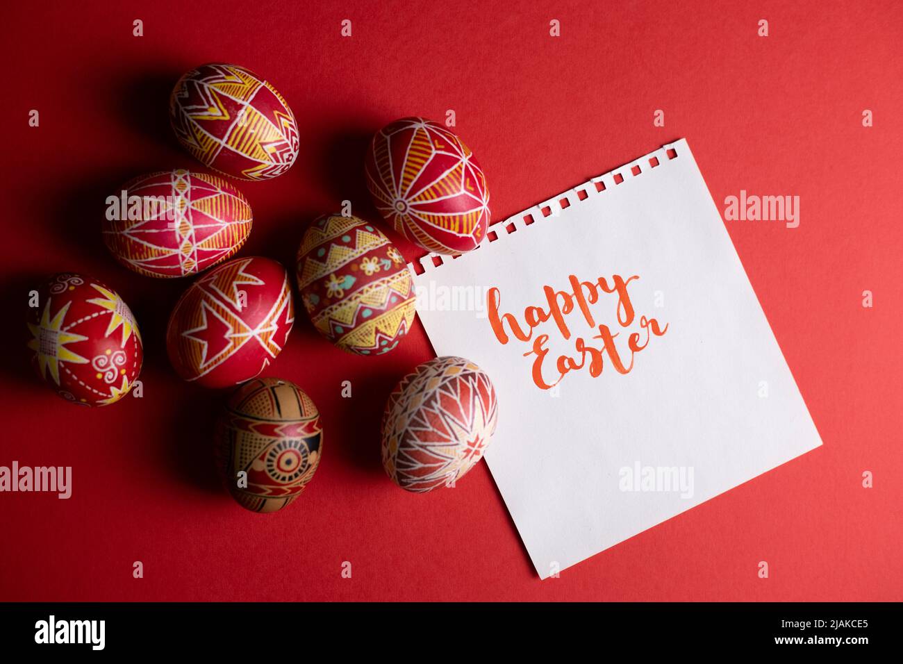 Tarjeta de pascua feliz. Hermoso huevo de Pascua Pysanka hecho a mano con la inscripción Feliz pascua Foto de stock