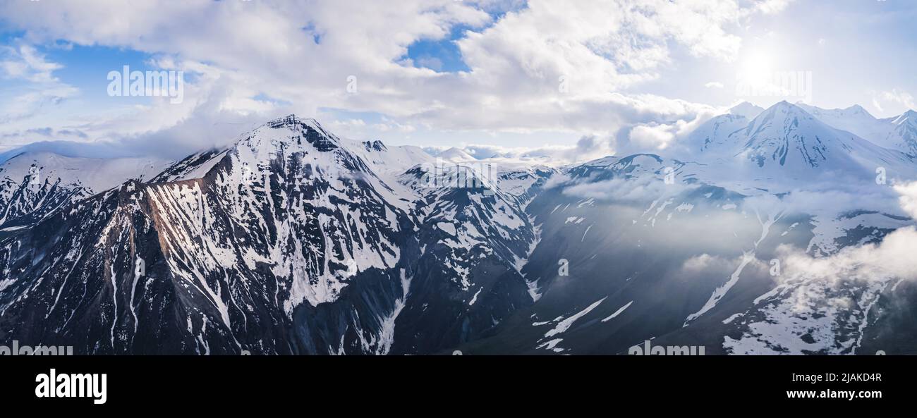 gran panorama de montañas nevadas y nubladas, disparo aéreo. Fotografías de alta calidad Foto de stock