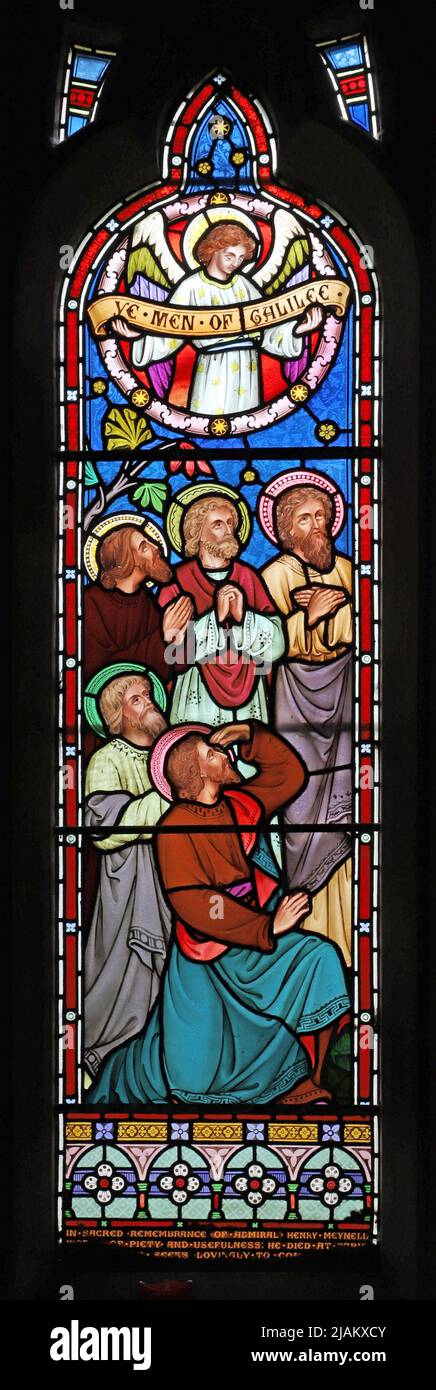 Una vidriera de Frederick Preedy que representa la ascensión de Cristo atestiguada por sus discípulos, la Iglesia de la Santísima Trinidad, Arrow, Warwickshire Foto de stock