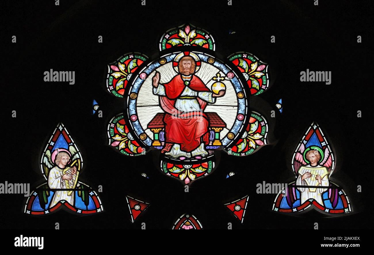 Una vidriera de Frederick Preedy que representa a Cristo en Majestad, Iglesia de la Santísima Trinidad, Flecha, Warwickshire Foto de stock